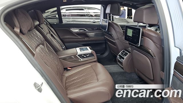 BMW 7-Series 2021 — photo 12