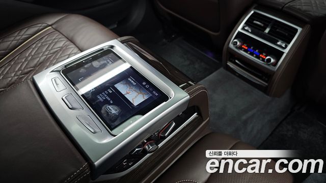 BMW 7-Series 2021 — photo 18