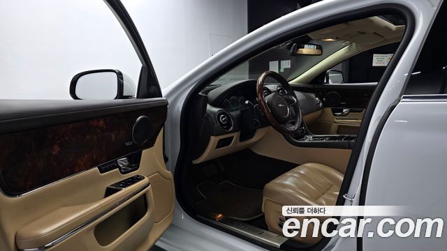 Jaguar XJ 2013 — photo 10