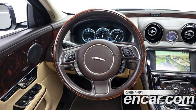 Jaguar XJ 2013 — photo 13