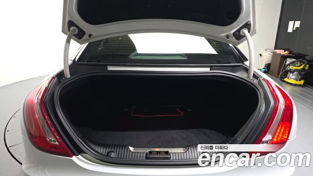 Jaguar XJ 2013 — photo 20