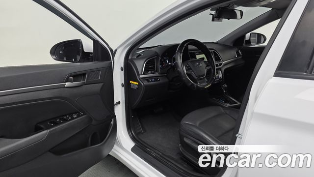 Hyundai AVANTE 2018 — photo 13