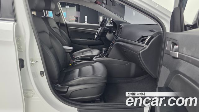 Hyundai AVANTE 2018 — photo 17