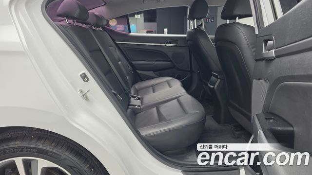 Hyundai AVANTE 2018 — photo 18