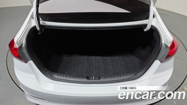 Hyundai AVANTE 2018 — photo 26