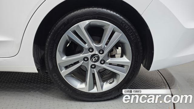 Hyundai AVANTE 2018 — photo 7