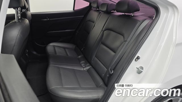 Hyundai AVANTE 2018 — photo 16