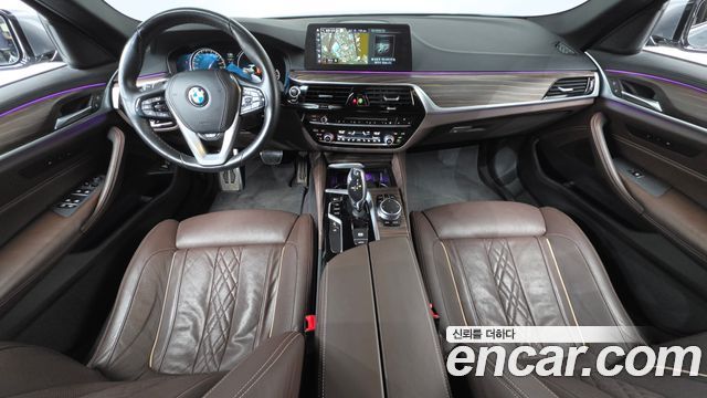 BMW 5-Series 2018 — photo 10