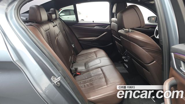 BMW 5-Series 2018 — photo 17