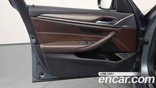 BMW 5-Series 2018 — photo 14