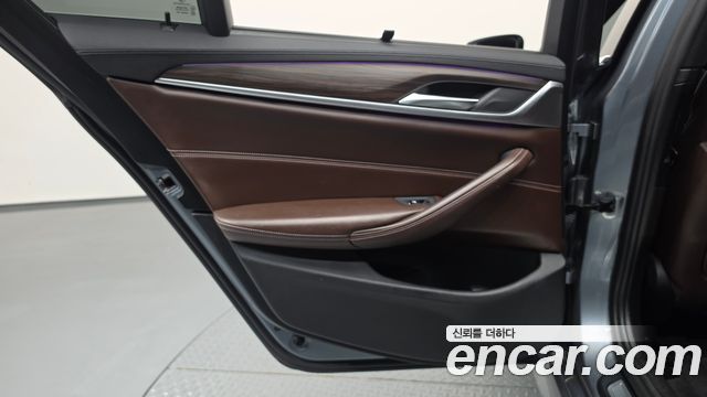 BMW 5-Series 2018 — photo 15
