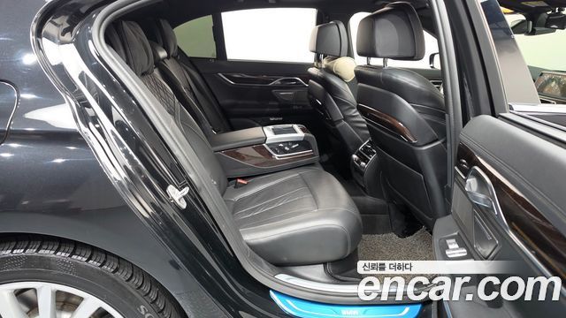 BMW 7-Series 2016 — photo 11