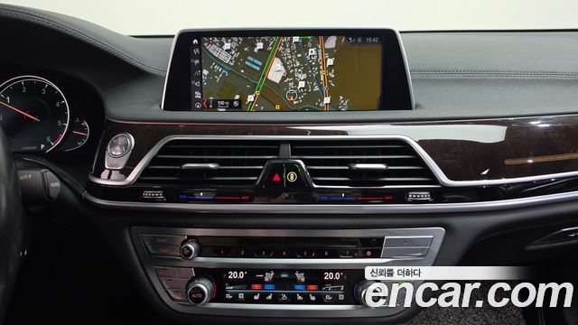 BMW 7-Series 2016 — photo 12