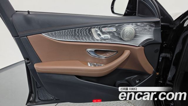 Mercedes-Benz E-Class 2022 — photo 14