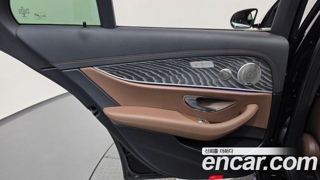 Mercedes-Benz E-Class 2022 — photo 15