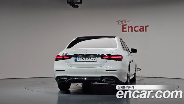 Mercedes-Benz E-Class 2023 — photo 4