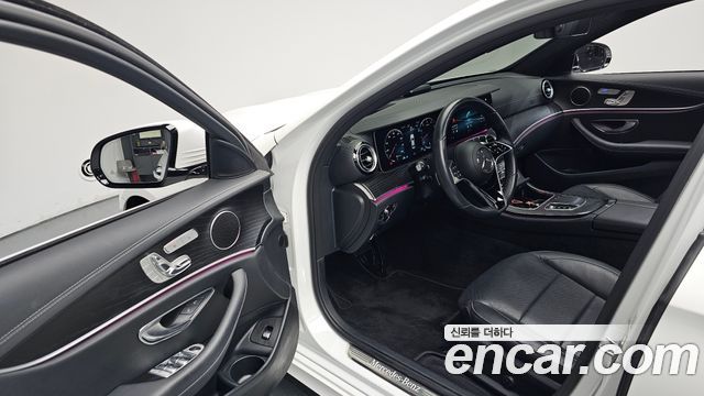 Mercedes-Benz E-Class 2023 — photo 13
