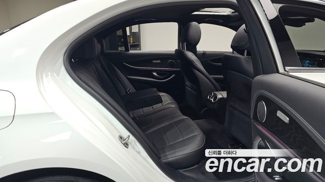 Mercedes-Benz E-Class 2023 — photo 18