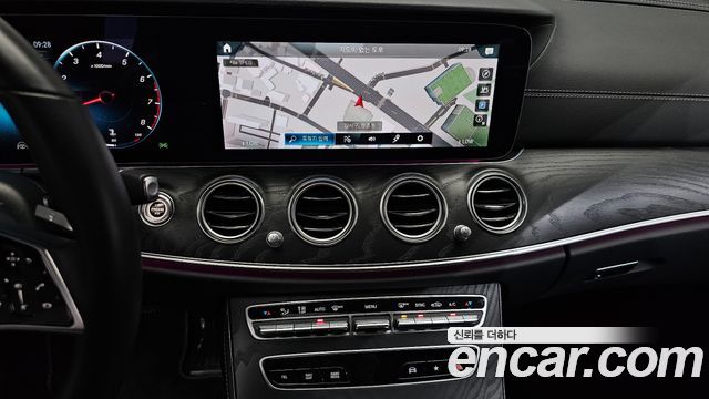 Mercedes-Benz E-Class 2023 — photo 20