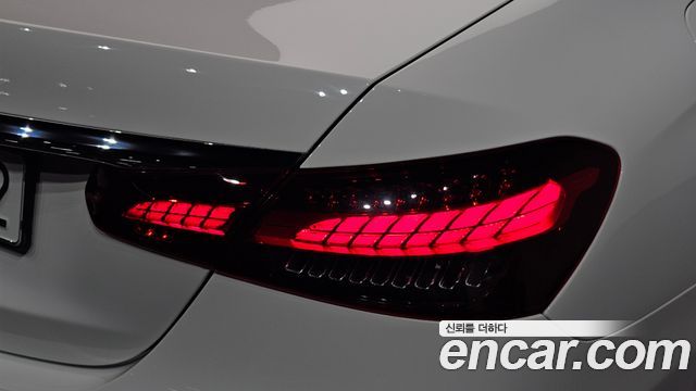 Mercedes-Benz E-Class 2023 — photo 9