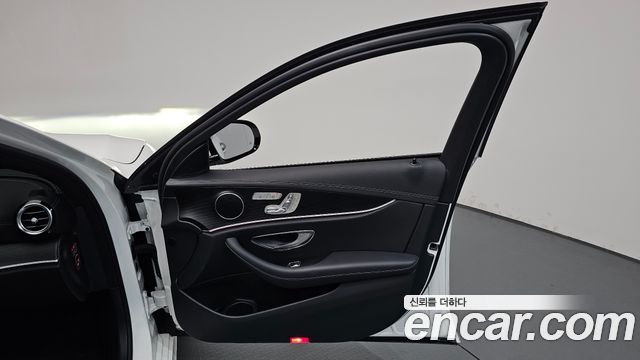 Mercedes-Benz E-Class 2023 — photo 14