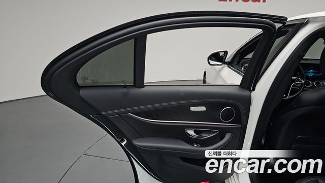 Mercedes-Benz E-Class 2023 — photo 15
