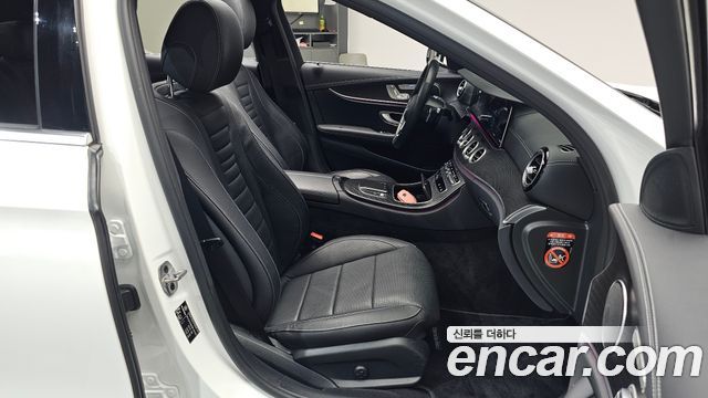 Mercedes-Benz E-Class 2023 — photo 16