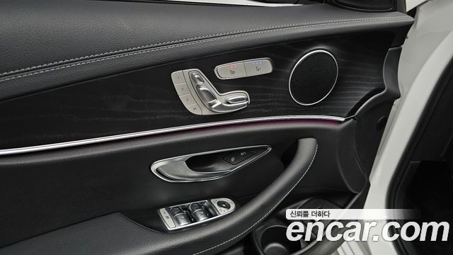 Mercedes-Benz E-Class 2023 — photo 28