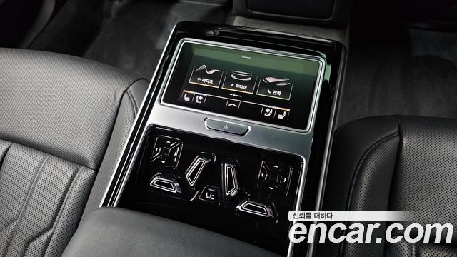 Audi A8 2020 — photo 30