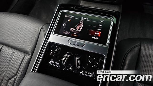 Audi A8 2020 — photo 31