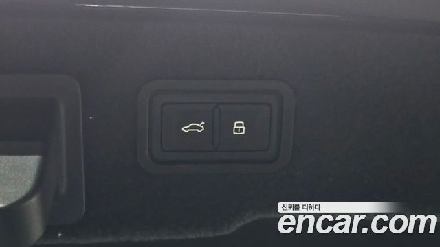 Audi A8 2020 — photo 36