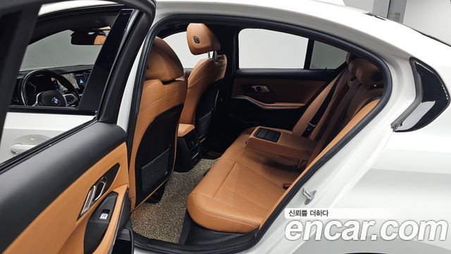 BMW 3-Series 2023 — photo 18