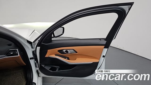 BMW 3-Series 2023 — photo 14