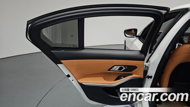 BMW 3-Series 2023 — photo 15
