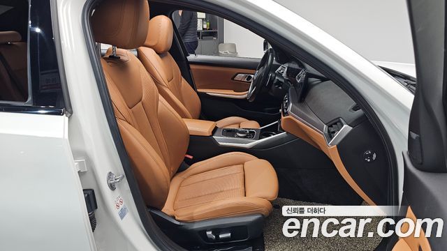 BMW 3-Series 2023 — photo 16