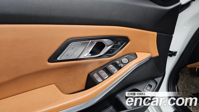 BMW 3-Series 2023 — photo 37