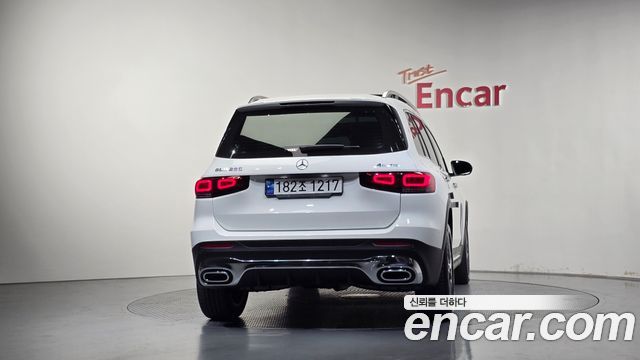 Mercedes-Benz GLB-Class 2023 — photo 4