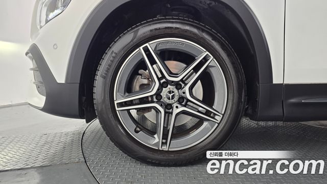 Mercedes-Benz GLB-Class 2023 — photo 5