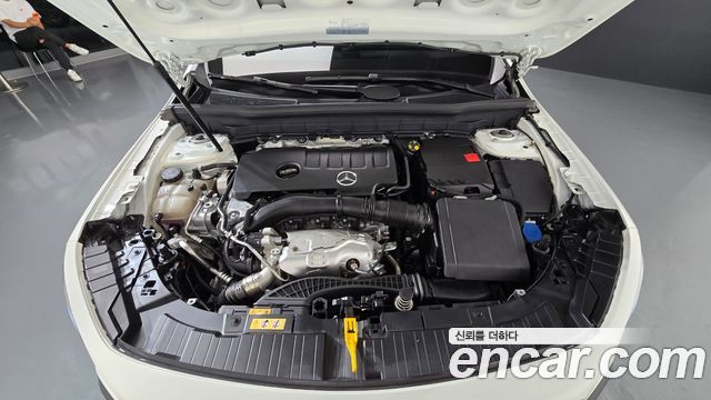 Mercedes-Benz GLB-Class 2023 — photo 6