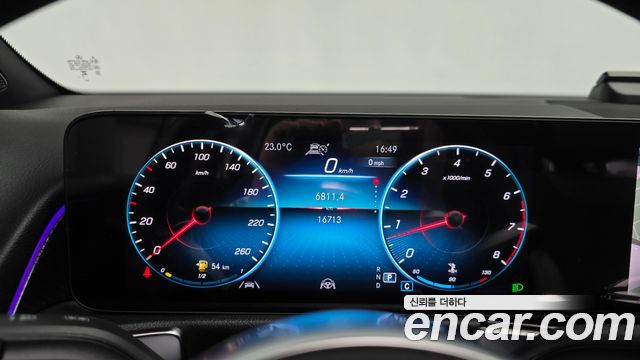 Mercedes-Benz GLB-Class 2023 — photo 8
