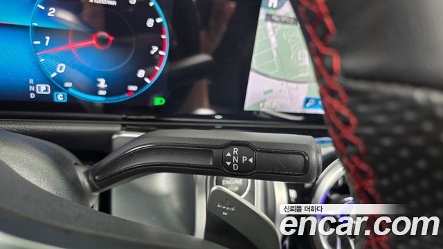 Mercedes-Benz GLB-Class 2023 — photo 9