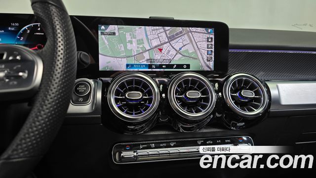 Mercedes-Benz GLB-Class 2023 — photo 12