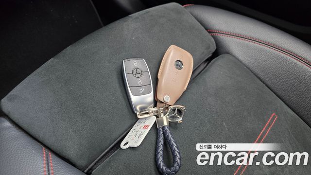 Mercedes-Benz GLB-Class 2023 — photo 15