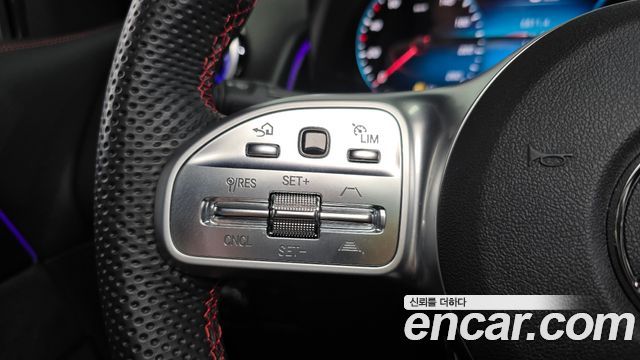 Mercedes-Benz GLB-Class 2023 — photo 16