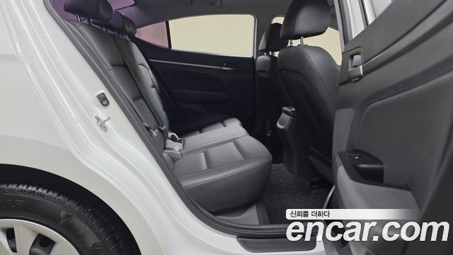 Hyundai AVANTE 2016 — photo 17