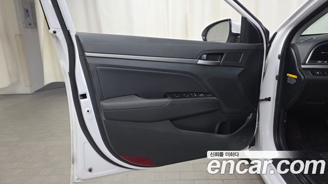 Hyundai AVANTE 2016 — photo 14