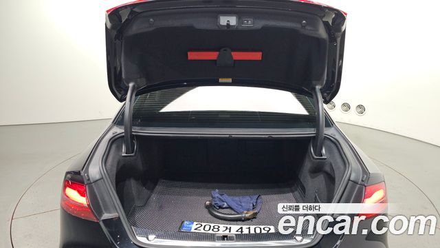 Audi A8 2015 — photo 20