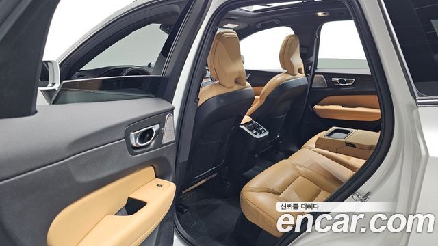 Volvo XC60 2021 — photo 18