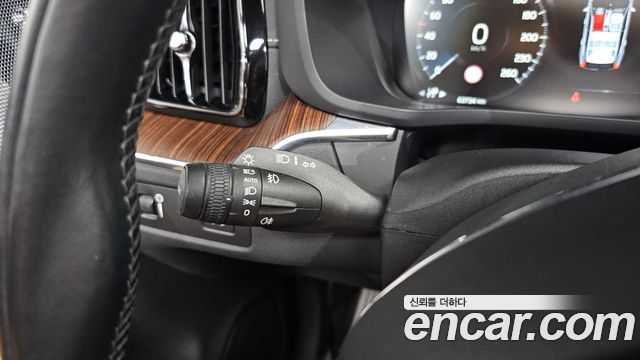 Volvo XC60 2021 — photo 21