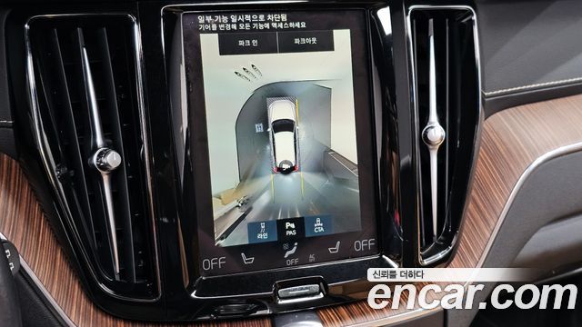 Volvo XC60 2021 — photo 25
